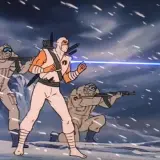 Storm Shadow w białym stroju ninja walczy w śnieżycy, podczas gdy dwaj żołnierze w zimowych kombinezonach strzelają.