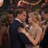 Para tańczy z Daisy na balu w stylu Gatsby'ego.