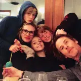Julia Roberts z dziećmi, uśmiechnięci i blisko siebie, tworzą radosną rodzinną chwilę.