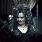 Helena Bonham Carter jako Bellatrix Lestrange w filmach o Harrym Potterze, z różdżką w dłoni.