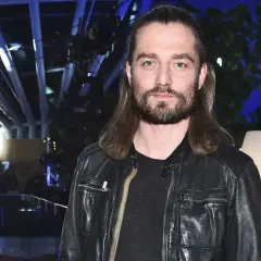 Marcin Rogacewicz, znany z wielu filmów, w skórzanej kurtce i z długimi włosami.