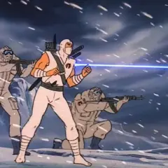 Storm Shadow w białym stroju ninja walczy w śnieżycy, podczas gdy dwaj żołnierze w zimowych kombinezonach strzelają.