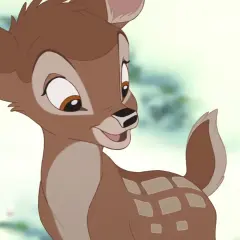Uroczy jelonek, jak ma na imię Bambi, patrzy z zaciekawieniem.
