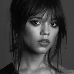 Jenna Ortega, aktorka znana z roli Wednesday Addams, w czarno-białym portrecie z intensywnym spojrzeniem.