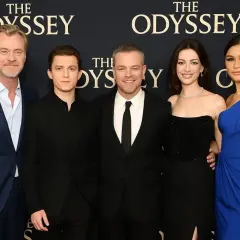 Gwiazdy filmu "The Odyssey" - Christopher Nolan, Tom Holland, Matt Damon, Anne Hathaway i Zendaya - pozują do zdjęcia.