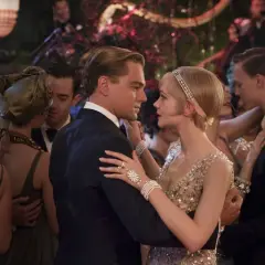 Para tańczy z Daisy na balu w stylu Gatsby'ego.