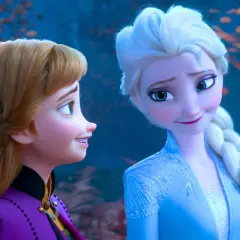 Anna i Elsa z Krainy Lodu 3 patrzą na siebie z uśmiechem, otoczone jesiennym lasem.