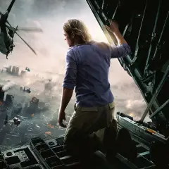 Mężczyzna na pokładzie samolotu obserwuje zniszczone miasto, nad którym latają helikoptery. To scena z filmu World War Z 2.