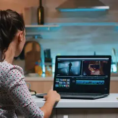 Na czym oglądać filmy w internecie? Oto najlepsze platformy i porady