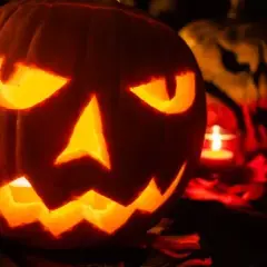 Top 15 Horrorów na Halloween: Przerażające Filmy na Mroczną Noc