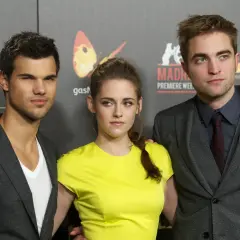 Aktorzy z sagi Zmierzch: Taylor Lautner, Kristen Stewart i Robert Pattinson pozują do zdjęć.
