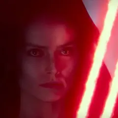 Rey w kapturze, z intensywnym spojrzeniem, trzyma podwójny czerwony miecz świetlny.