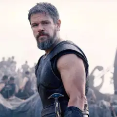Matt Damon w zbroi, gotowy do walki. Scena z jednego z epickich **nolan filmów**, gdzie historia splata się z akcją.