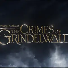 Złote litery tytułu "Fantastyczne zwierzęta: Zbrodnie Grindelwalda" na tle burzowych chmur.