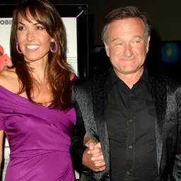 Robin Williams z żoną, Marcy, na premierze filmu. Uśmiechnięci i elegancko ubrani.