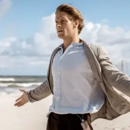 Sebastian Fabijański w filmach często wciela się w role pełne pasji. Tutaj na plaży, z otwartymi ramionami, jakby witał nową przygodę.