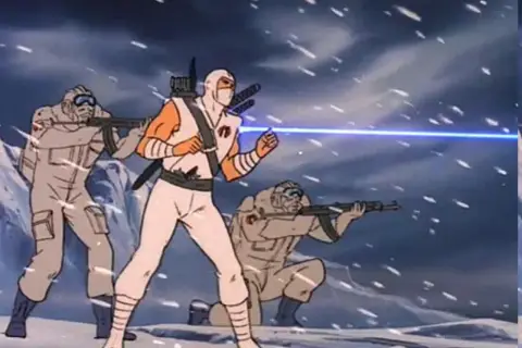Storm Shadow w białym stroju ninja walczy w śnieżycy, podczas gdy dwaj żołnierze w zimowych kombinezonach strzelają.