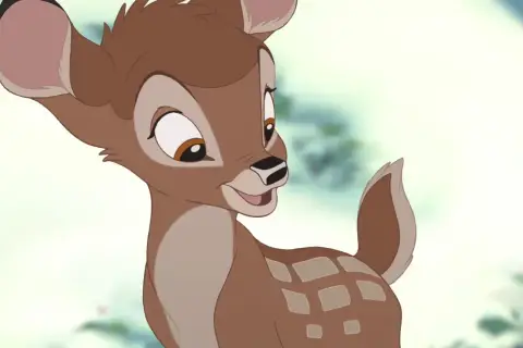 Uroczy jelonek, jak ma na imię Bambi, patrzy z zaciekawieniem.