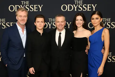 Gwiazdy filmu "The Odyssey" - Christopher Nolan, Tom Holland, Matt Damon, Anne Hathaway i Zendaya - pozują do zdjęcia.