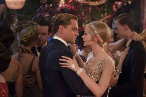 Para tańczy z Daisy na balu w stylu Gatsby'ego.