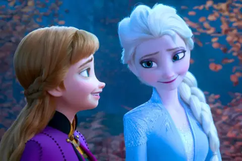 Anna i Elsa z Krainy Lodu 3 patrzą na siebie z uśmiechem, otoczone jesiennym lasem.
