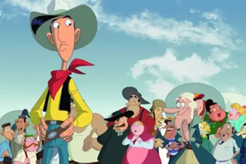 Lucky Luke stoi na czele grupy postaci z kreskówki, wśród nich są kowboje i mieszkańcy miasteczka.