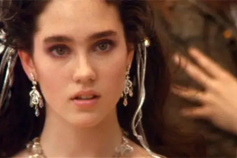 Jennifer Connelly w filmach, z błyszczącymi kolczykami i ozdobami we włosach, wygląda jak postać z baśni.