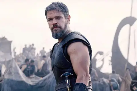 Matt Damon w zbroi, gotowy do walki. Scena z jednego z epickich **nolan filmów**, gdzie historia splata się z akcją.