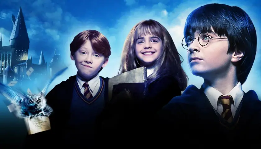 Harry, Ron i Hermiona w Hogwarcie, gdzie sowa z listem do Harry'ego Pottera rozpoczyna magiczną przygodę.