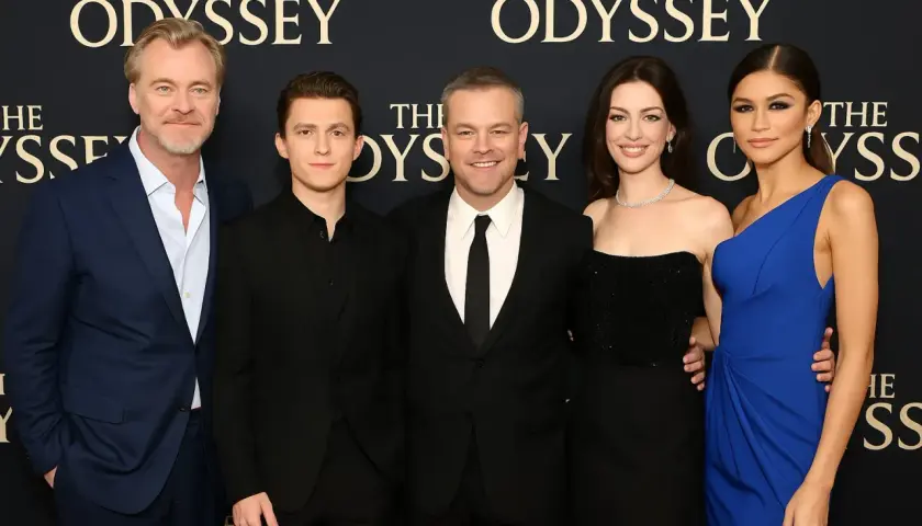 Gwiazdy filmu "The Odyssey" - Christopher Nolan, Tom Holland, Matt Damon, Anne Hathaway i Zendaya - pozują do zdjęcia.