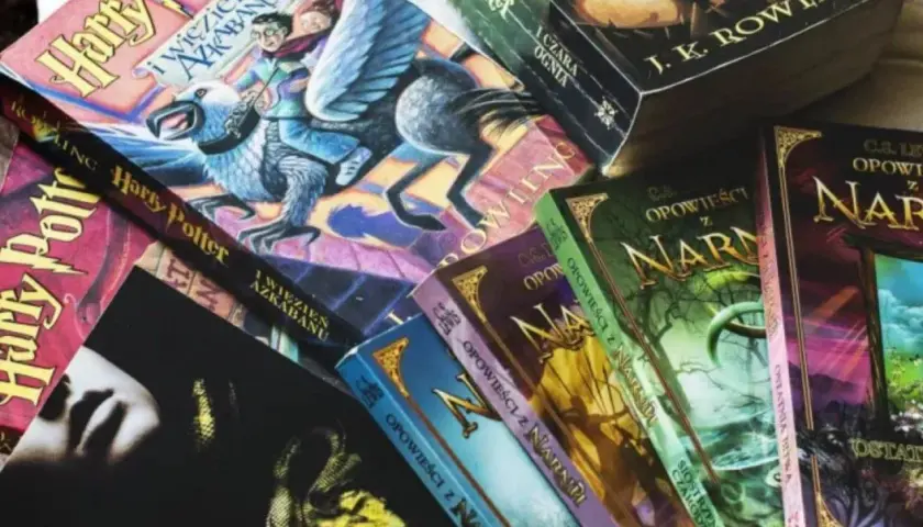 Książki Harry Potter po kolei, obok nich Opowieści z Narnii.