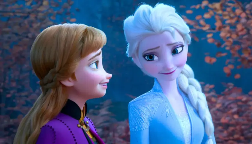 Anna i Elsa z Krainy Lodu 3 patrzą na siebie z uśmiechem, otoczone jesiennym lasem.