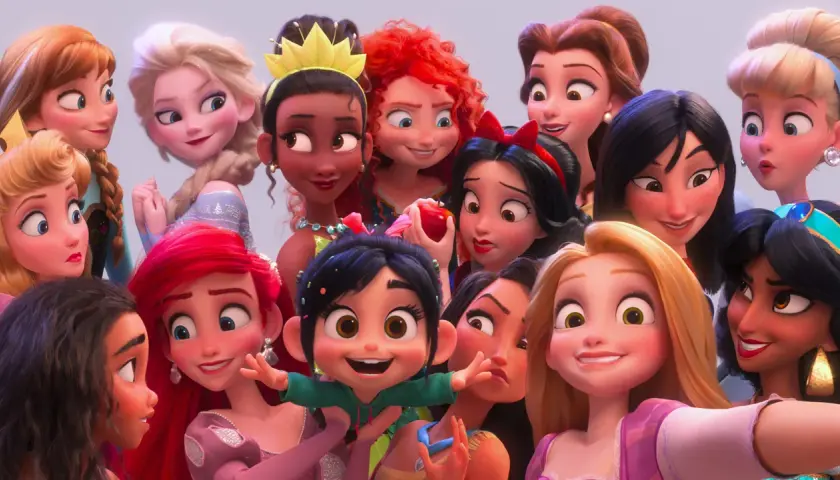Wesołe księżniczki Disneya robią sobie selfie. Widać Elzę, Annę, Roszpunkę, Ariel, Belle, Śnieżkę, Tijanę, Meride, Pocahontas, Jasmine, Moanę i Vanellopę.