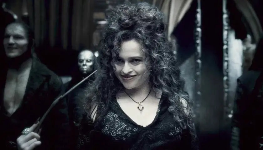 Helena Bonham Carter jako Bellatrix Lestrange w filmach o Harrym Potterze, z różdżką w dłoni.