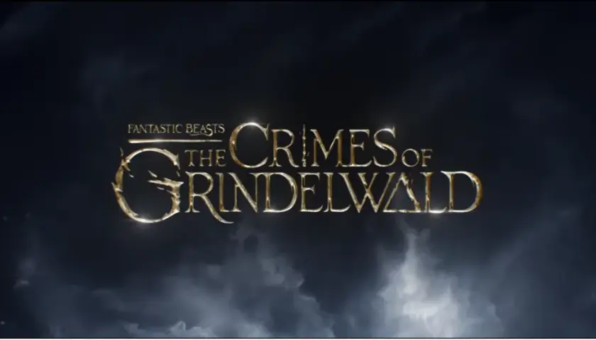Złote litery tytułu "Fantastyczne zwierzęta: Zbrodnie Grindelwalda" na tle burzowych chmur.