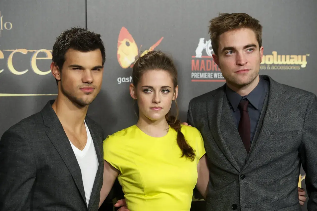 Aktorzy z sagi Zmierzch: Taylor Lautner, Kristen Stewart i Robert Pattinson pozują do zdjęć.
