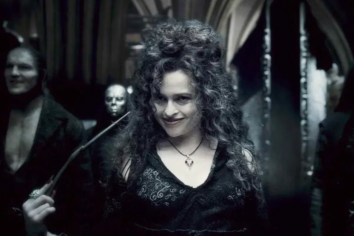 Helena Bonham Carter jako Bellatrix Lestrange w filmach o Harrym Potterze, z różdżką w dłoni.