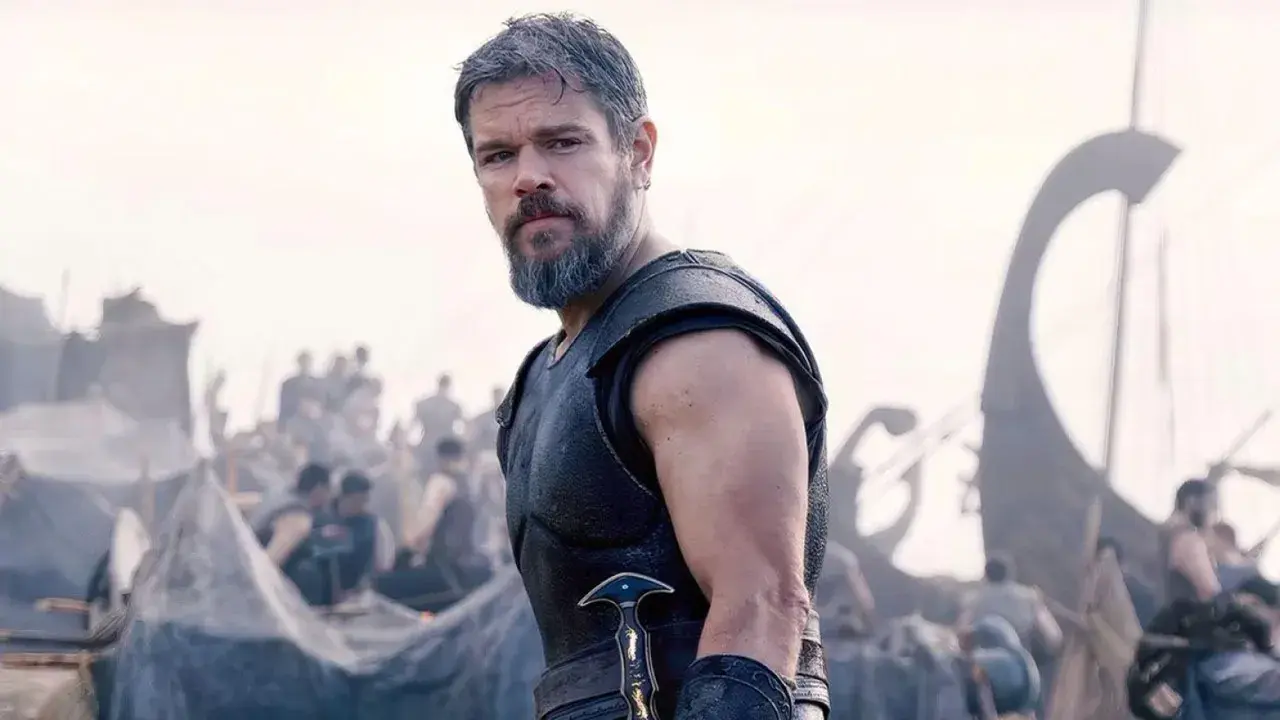 Matt Damon w zbroi, gotowy do walki. Scena z jednego z epickich **nolan filmów**, gdzie historia splata się z akcją.