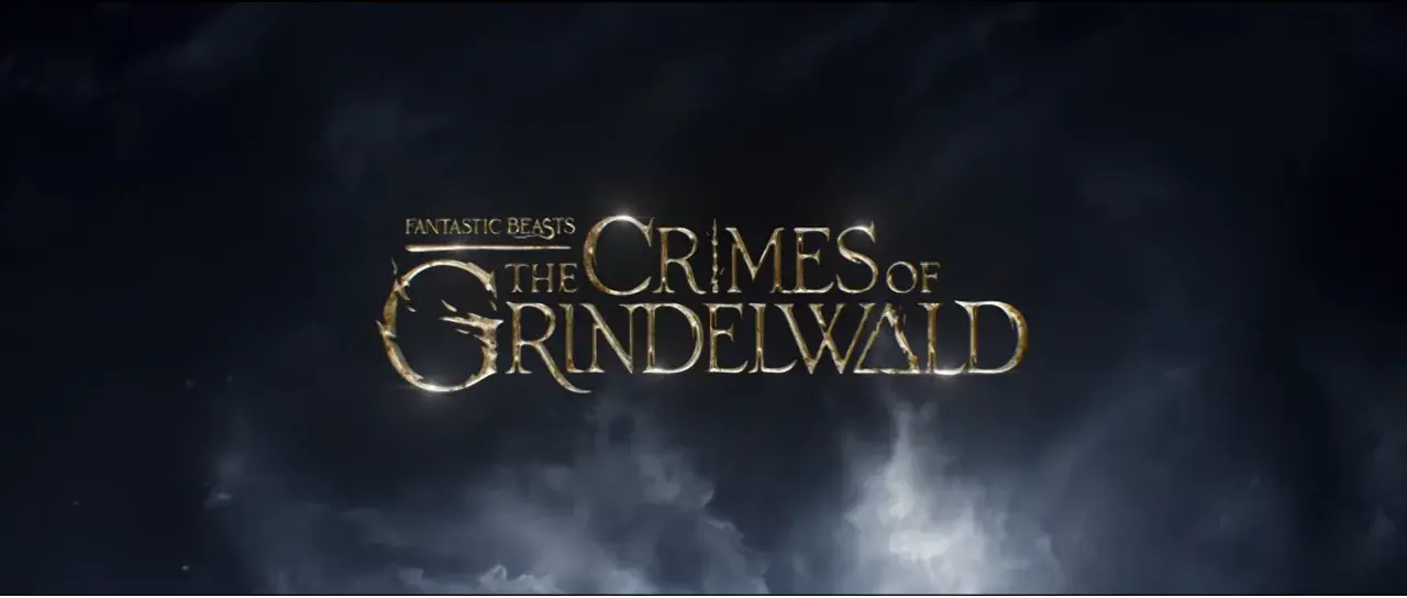 Złote litery tytułu "Fantastyczne zwierzęta: Zbrodnie Grindelwalda" na tle burzowych chmur.