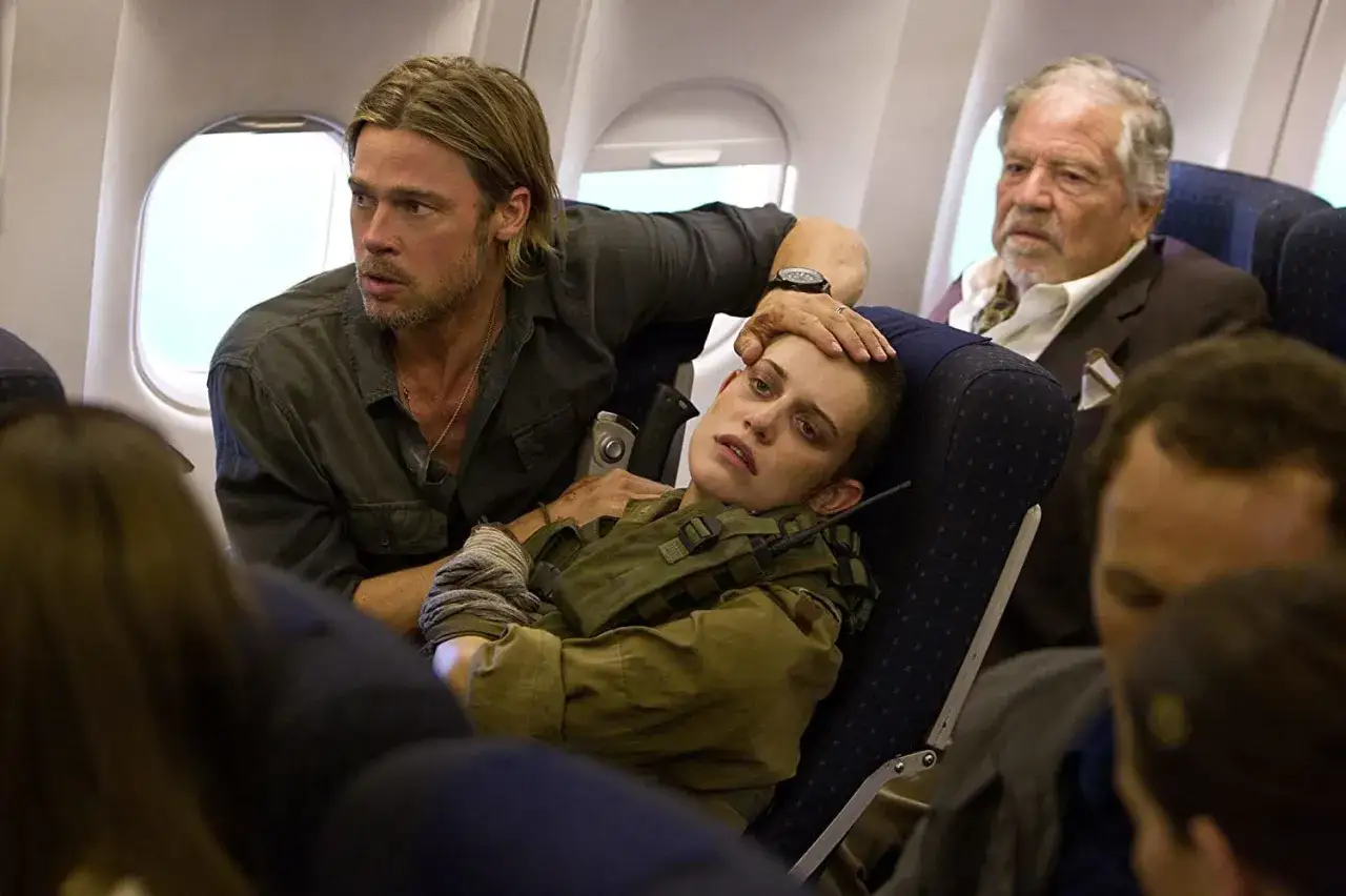 Brad Pitt opiekuje się ranną dziewczyną w samolocie, uciekając przed zombie w World War Z 2.