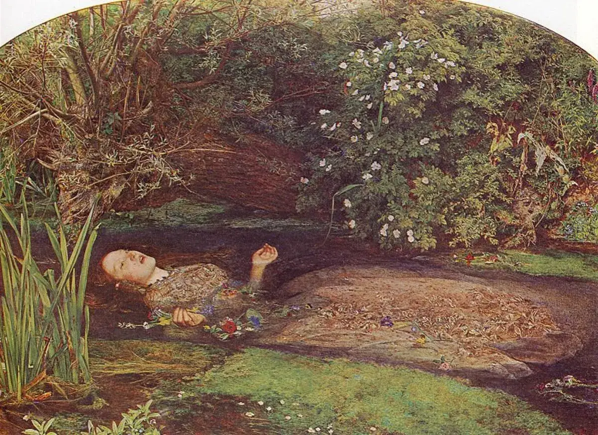Ofelia dryfuje po wodzie, otoczona kwiatami, w otoczeniu bujnej zieleni. Jej twarz jest zwrócona ku górze, a ręce wyciągnięte.