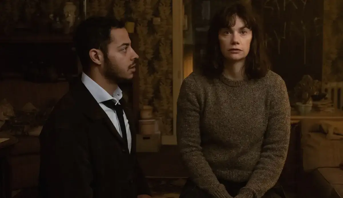 Zdjęcie Ruth Wilson w serialu, który odkrywa tajemnicę kobiety w ścianie. Recenzja SkyShowtime
