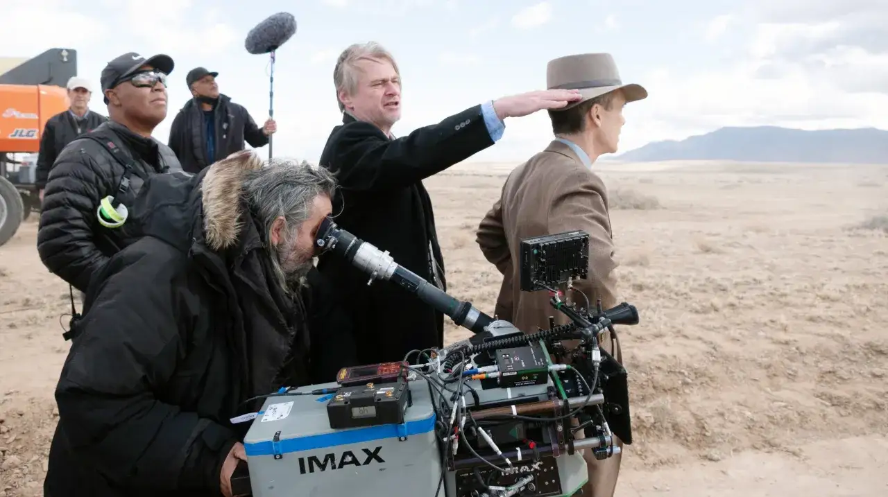 Reżyser Christopher Nolan kieruje ekipą filmową podczas kręcenia sceny do filmu 