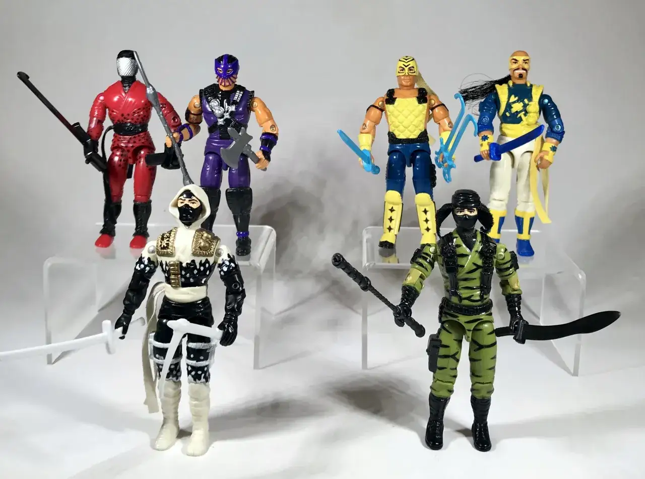 Sześciu wojowników ninja, w tym Storm Shadow w białym stroju, gotowych do walki.